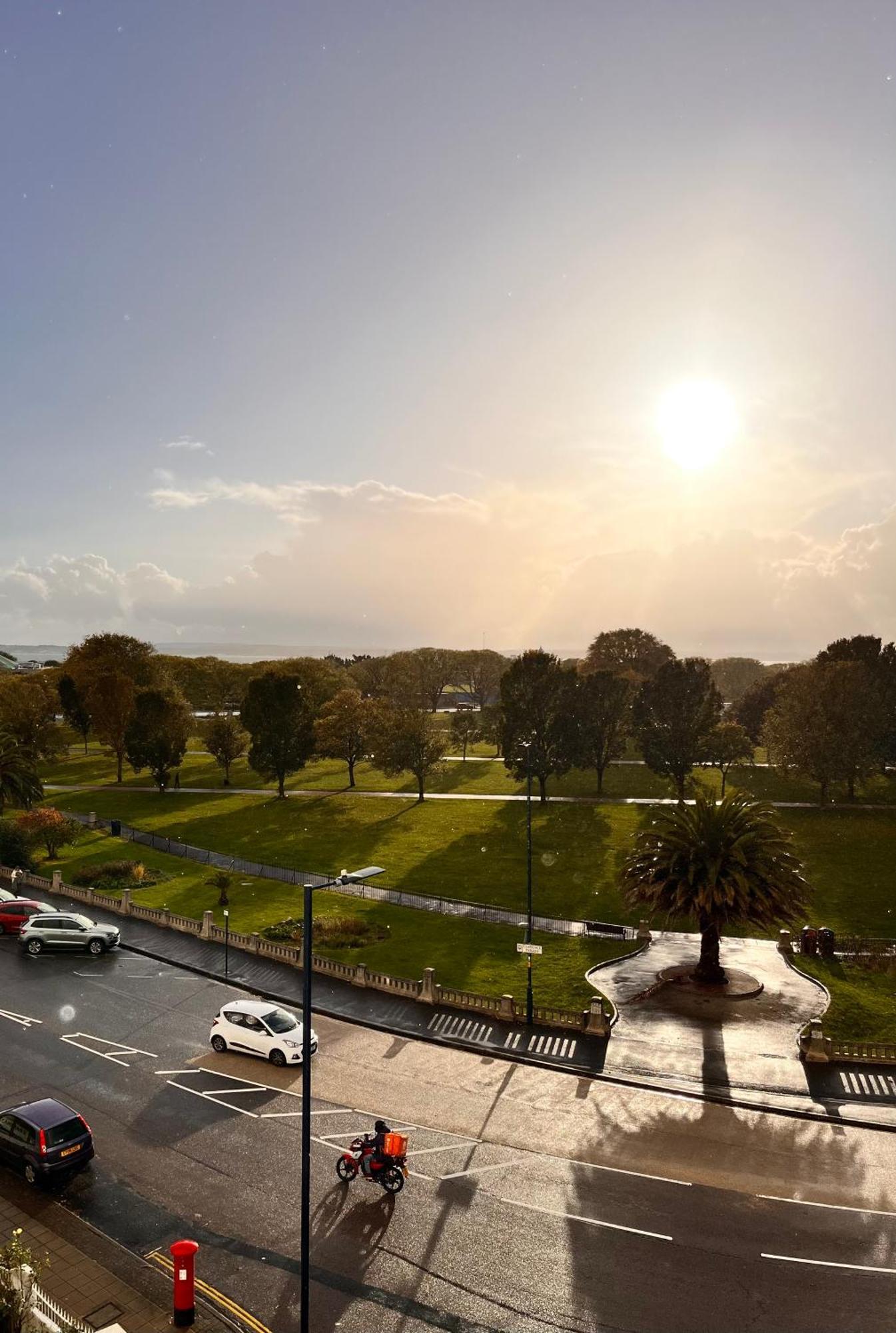 Southsea, Portsmouth - Two Bedroom Apartment - Newly Refurbished Throughout - Treetop Sea Views Exterior photo