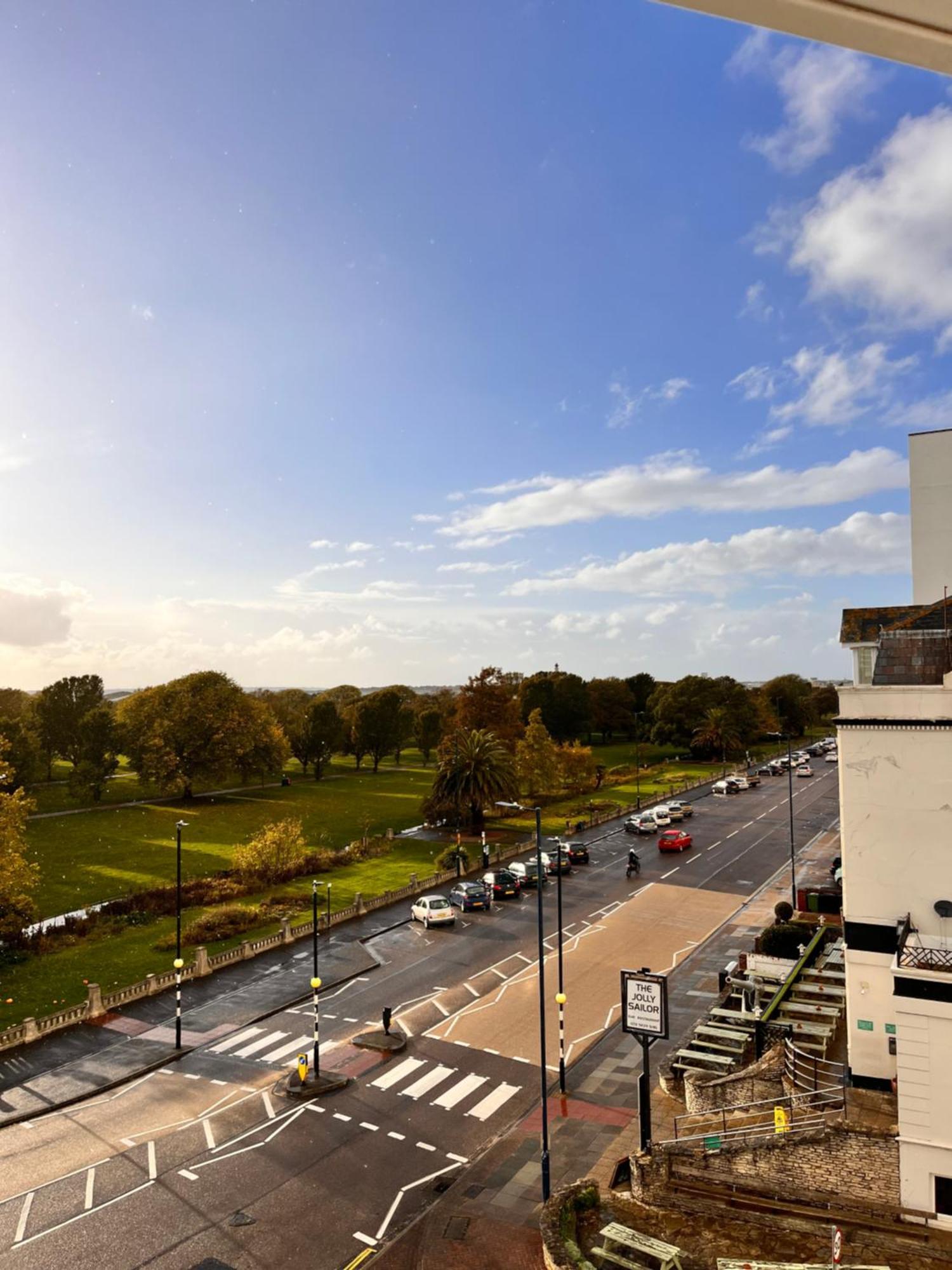 Southsea, Portsmouth - Two Bedroom Apartment - Newly Refurbished Throughout - Treetop Sea Views Exterior photo